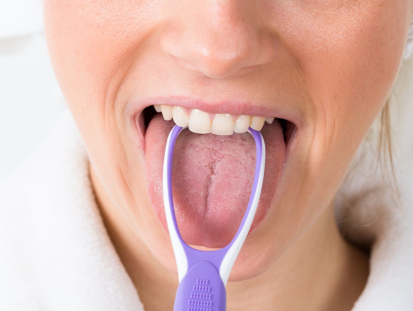 La importancia de limpiar la lengua