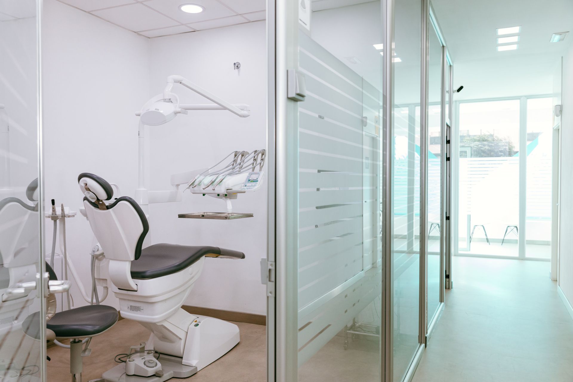 Sala de espera de A&B Dental con sillones y luz cálida