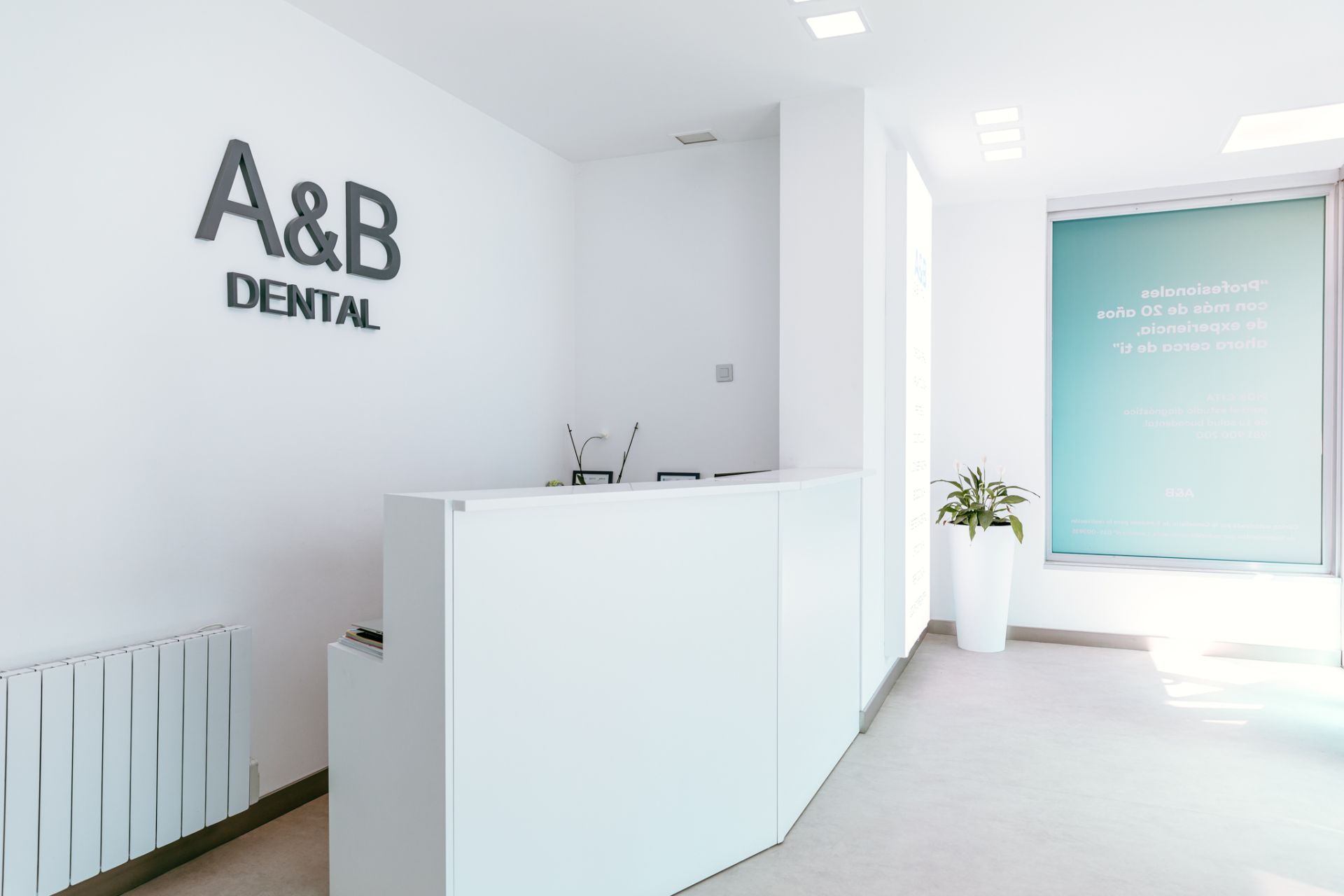 Recepción de A&B Dental con celosía de madera de roble y zona de espera