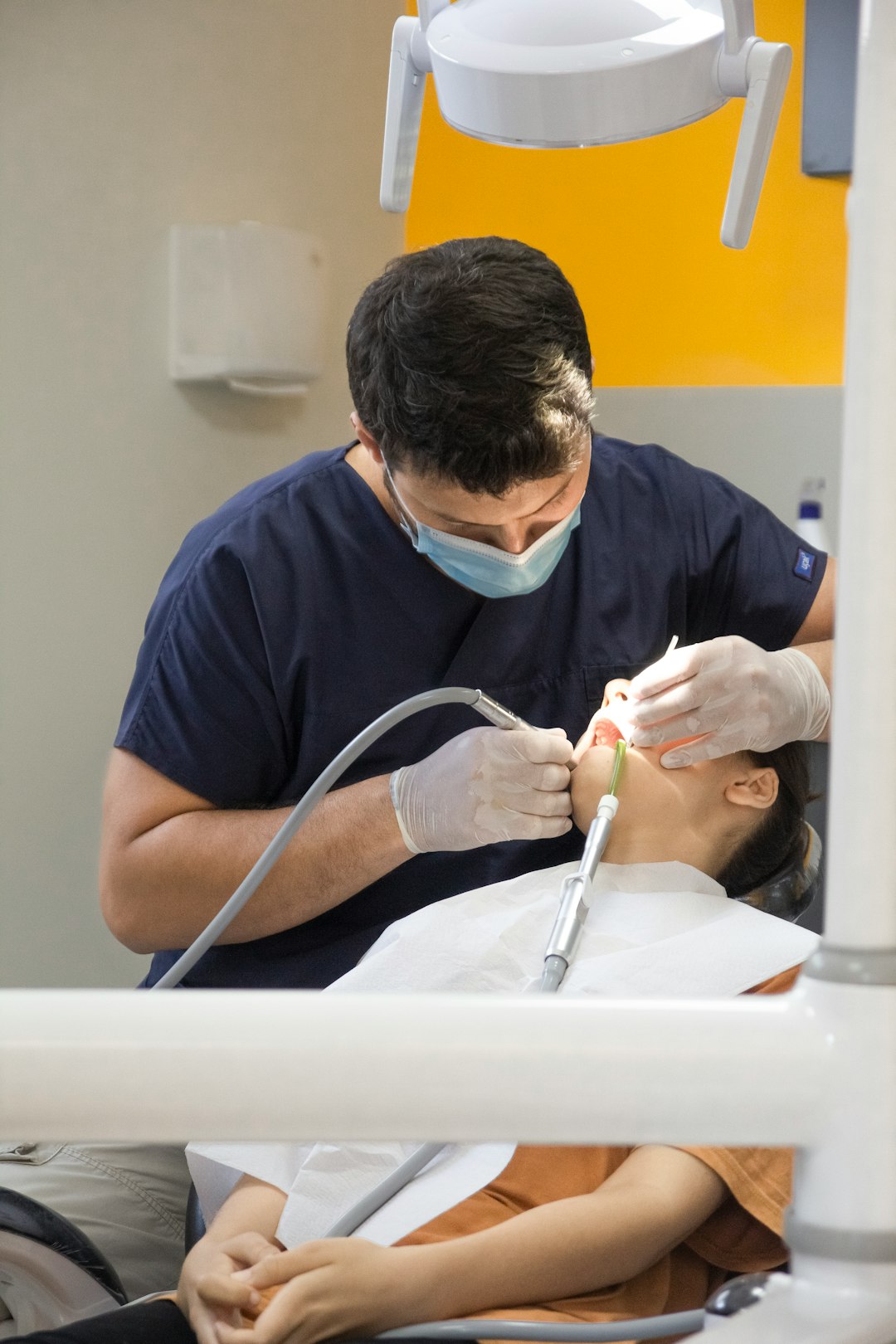 ¿Cada cuánto hay que hacerse una limpieza dental? El sarro no se va cepillando