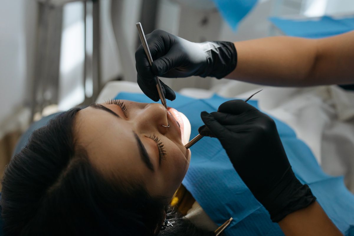 Revisión de un diente roto en la consulta dental