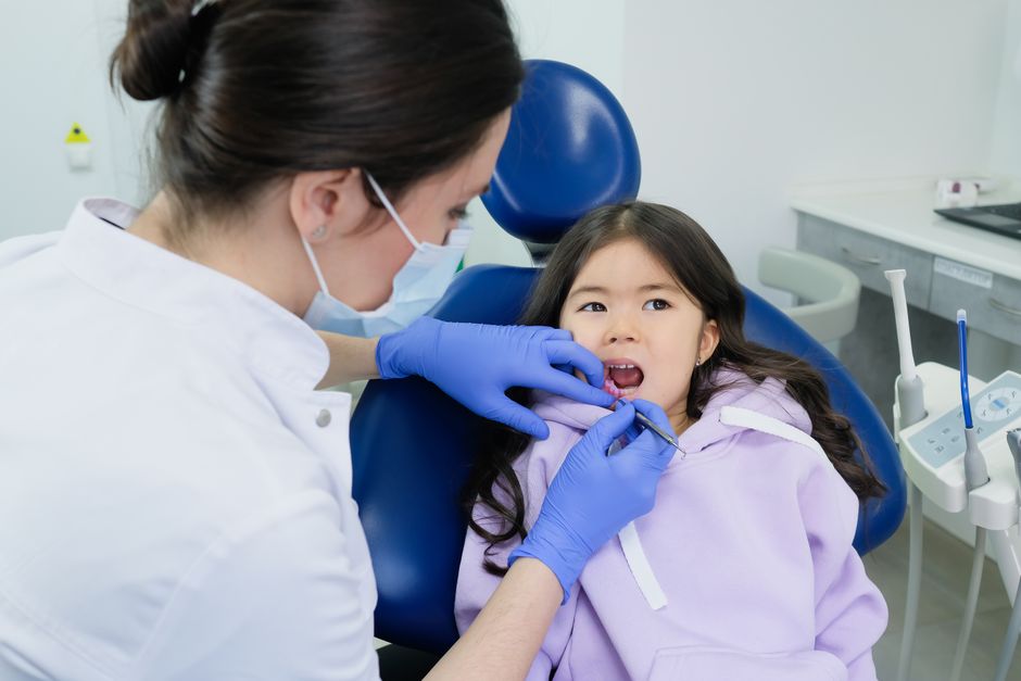 Primera visita al dentista del niño: a qué edad llevarlo y qué se revisa