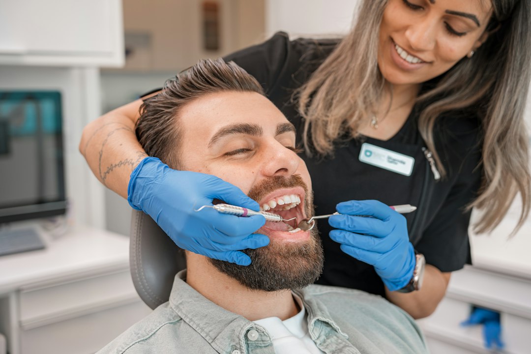 Me sangran las encías al cepillarme: qué es la gingivitis y cómo frenarla